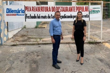 Os vereadores Dilemrio e Michelly Alencar, em frente ao Restaurante Popular