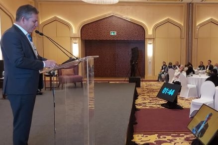 O governador Mauro Mendes discursa em evento nos Emirados rabes Unidos