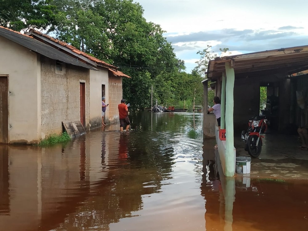 Fam�lias ribeirinhas deixam as casas ap�s cheia do Rio Jauru, em C�ceres (MT) � Foto: Reprodu��o/Corpo de Bombeiros
