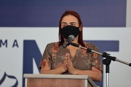 A deputada Rosa Neide: 