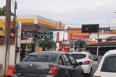Posto na Pra�a Oito de Abril exibia pela manh� faixa anunciando a gasolina a R$ 6,99