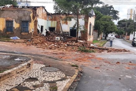 O casaro que pertenceu  famlia Cuaibano caiu neste domingo (13)