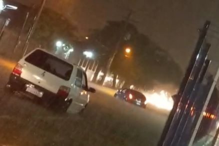 Um carro atolou prximo ao Comper do CPA I