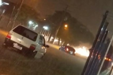 Um carro atolou prximo ao Comper do CPA I