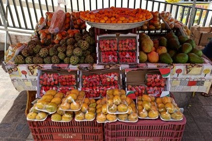 Pequis no alto, em destaque, na Banca do Seu Domingos no Centro de Cuiab