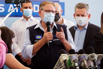 O secretrio Gilberto Figueiredo, e ao fundo o governador Mauro Mendes