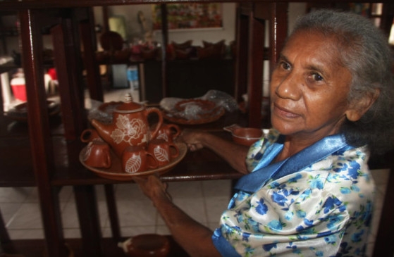 Dona Alice  lder na comunidade So Gonalo Beira-rio, h dcadas preside a Associao de Ceramista