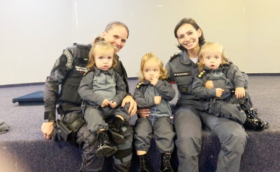 As tenentes-coronis Susane Tamanho, 40, e Patrcia Silva Santos, 35, da PM, com as filhas