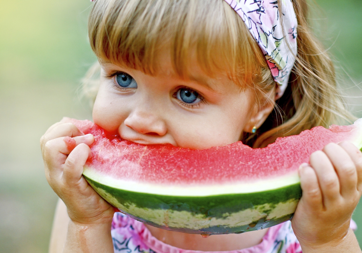 Criana comendo fruta