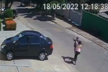 Momento em que mulher desfere golpe no companheiro