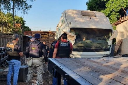 Policiais em oficina que seria usada para adulterao de veculos roubados