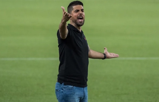 O treinador portugus Antonio Oliveira, que pode vir treinador o Dourado