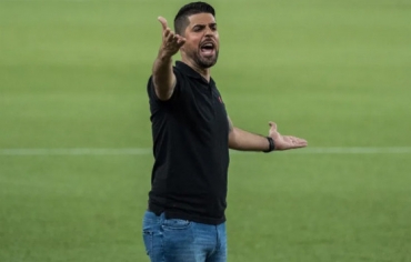 O treinador portugus Antonio Oliveira, que pode vir treinador o Dourado