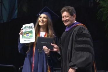 Arquivo pessoal  Júlia de Paula Silva com a família e amigos Jlia ao lado da me e da melhor amiga Eduarda Santos de Arruda Souza, que a incentivou a fazer a viagem