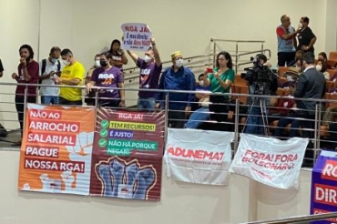 Servidores ocuparam galeria para pressionar deputados