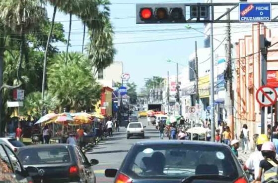 A Rua 13 de Junho mistura rea residencial com intensa movimentao comercial, na regio central de Cuiab