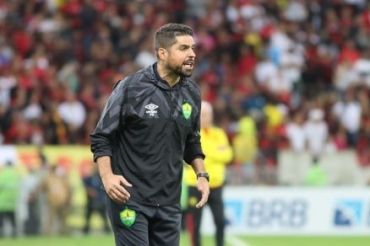 O tcnico do Cuiab, Antnio Oliveira no jogo contra o Flamengo