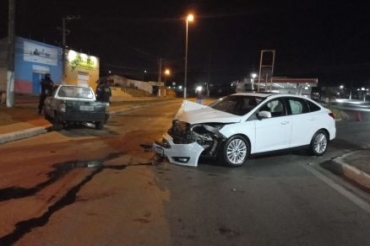 Os dois carros envolvidos na coliso, que ocorreu na Avenida Jlio Campos