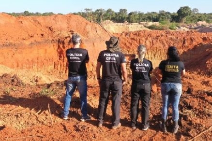 Os policiais e peritos que trabalhavam na operao desta segunda-feira
