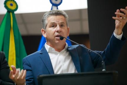 O governador Mauro Mendes, que cobrou das pessoas que se vacinem