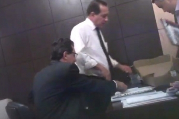 O ex-deputado Jos Domingos Fraga, de camisa branca, ao lado do tambm ex-deputado Ezequiel Fonseca