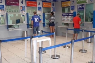 Apostadores na fila da lot�rica que sorteou o �ltimo pr�mio milion�rio do Timemania