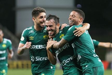 Jogadores do Cuiab treinaram na Arena Pantanal na noite de quarta-feira para enfrentar o Atltico-MG