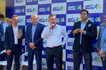 O governador Mauro Mendes (Unio Brasil) discursa durante lanamento da campanha