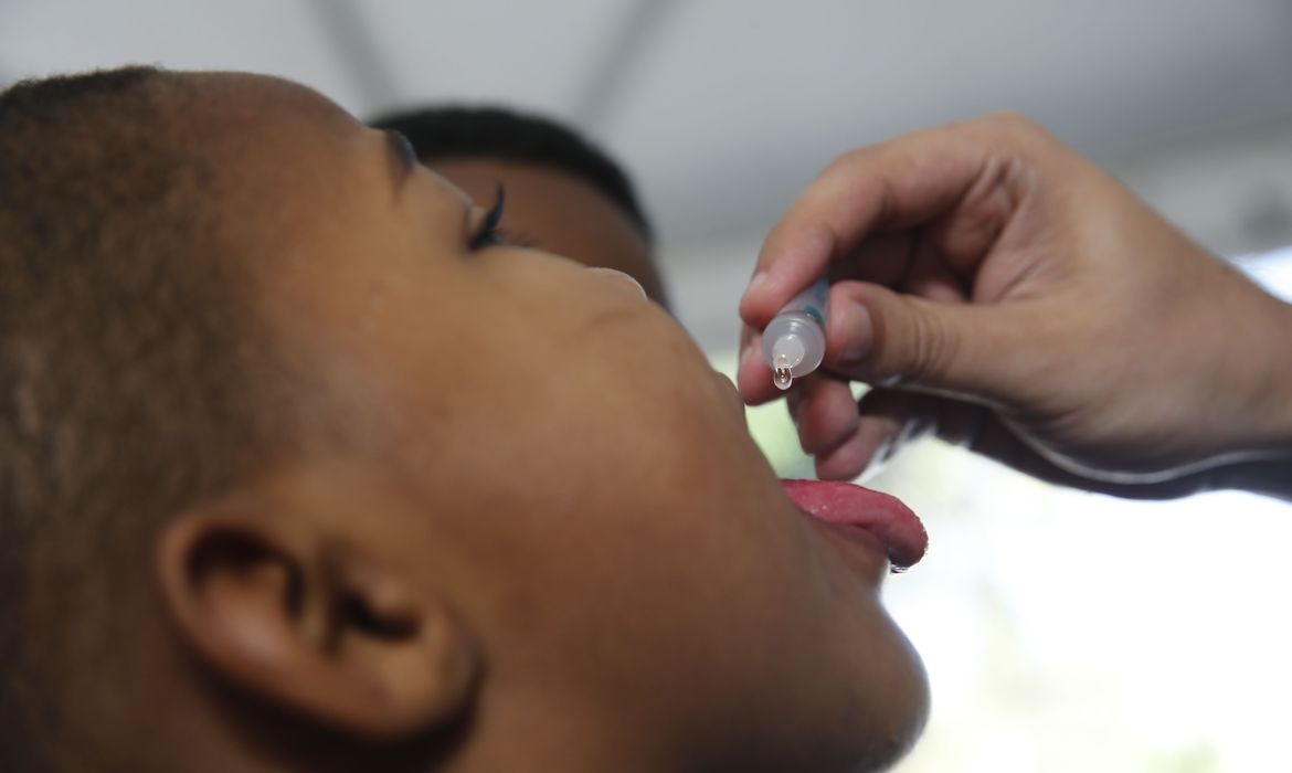 Em 2020, cerca de 1 milho de crianas brasileiras no receberam as doses de vacina contra a poliomielite