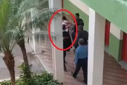 Momento em que o jovem  retirada da sala de aula