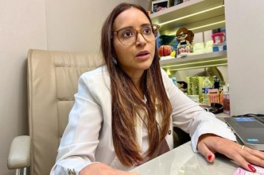 A neurologista pediatra, Viviane Quixabeira, conta que algumas crianas chegam a ter cinquenta crises epilticas por dia e que o canabidiol pode ajudar no tratamento da doena