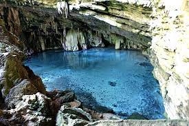 Lagoa Azul  formada por rochas e uma piscina natural lmpida.