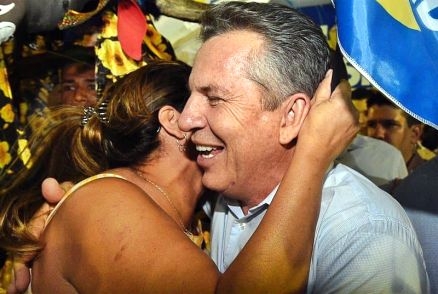 O governador Mauro Mendes recebe abrao de eleitora: liderana