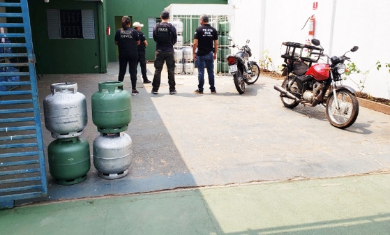 Quatro pontos comerciais revendedores do produto, situados nos bairros Planalto e Pedra 90, foram fiscalizados pelos policiais civis