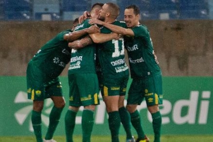 Cuiab vence Coritiba e garante permanncia na Srie A para 2023