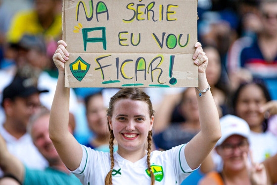 Torcedora do Cuiab festeja permanncia do clube na Srie A em mais uma temporada do Brasileiro
