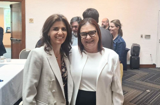 Rosa Neide com a educadora Ana Estela, que tambm ntegra o GT da Educao