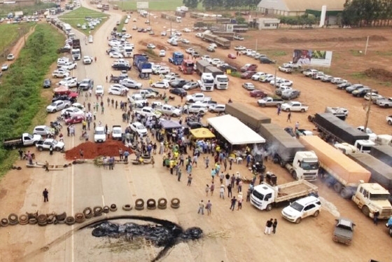 Manifestantes bloqueiam rodovias federais de Mato Grosso