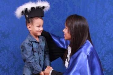 Jucilene ao lado do filho em foto de formatura