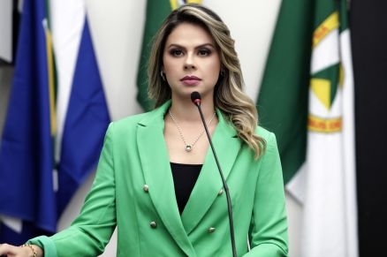 A vereadora Michelly Alencar se posicionou contra os projetos