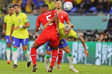 Richarlison tenta se livrar da marcao de jogador suo