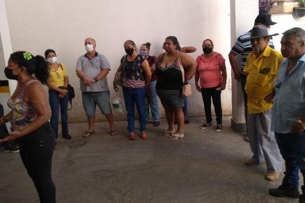 Pacientes no prdio da Clinemat durante reunio
