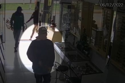 Momento em que trio anuncia assalto; comerciante reagiu