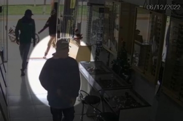 Momento em que trio anuncia assalto; comerciante reagiu