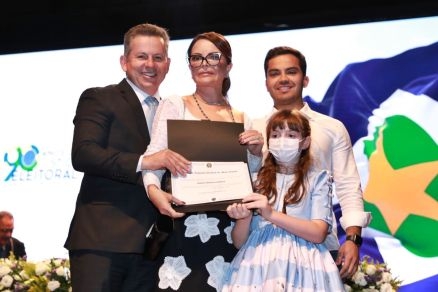 Mauro Mendes, a esposa Virginia e dois dos trs filhos do casal