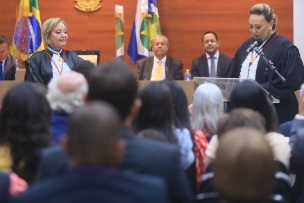 A desembargadora Clarice Claudino e a desembargadora Maria Helena