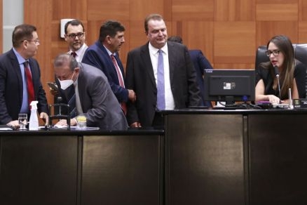 A votao ocorreu na noite desta segunda-feira (19)