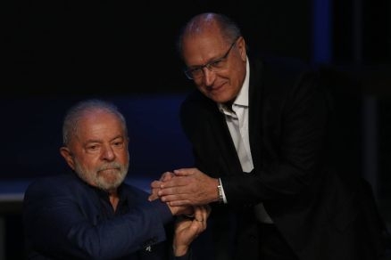 O presidente eleito, Luiz Incio Lula da Silva (PT), ao lado do vice-presidente eleito, Geraldo Alckmin (PSB-SP).