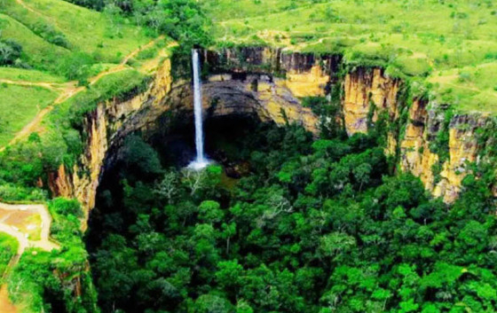 O parque abriga grandes cartes-portais do Estado, com destaque  cachoeira Vu de Noiva, uma queda d