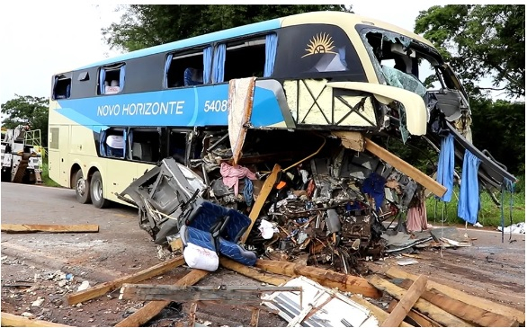 Acidente entre nibus e carreta na BR-163 em MT